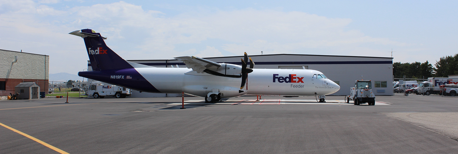 Side view of a FedEx cargo ATR 72.